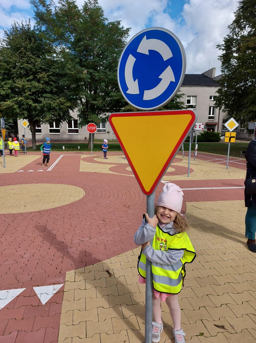 dziecko i znak drogowy