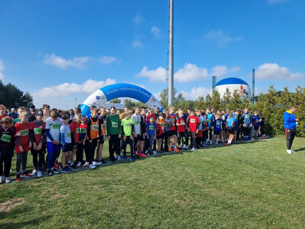 młodzież w grupie inauguracja