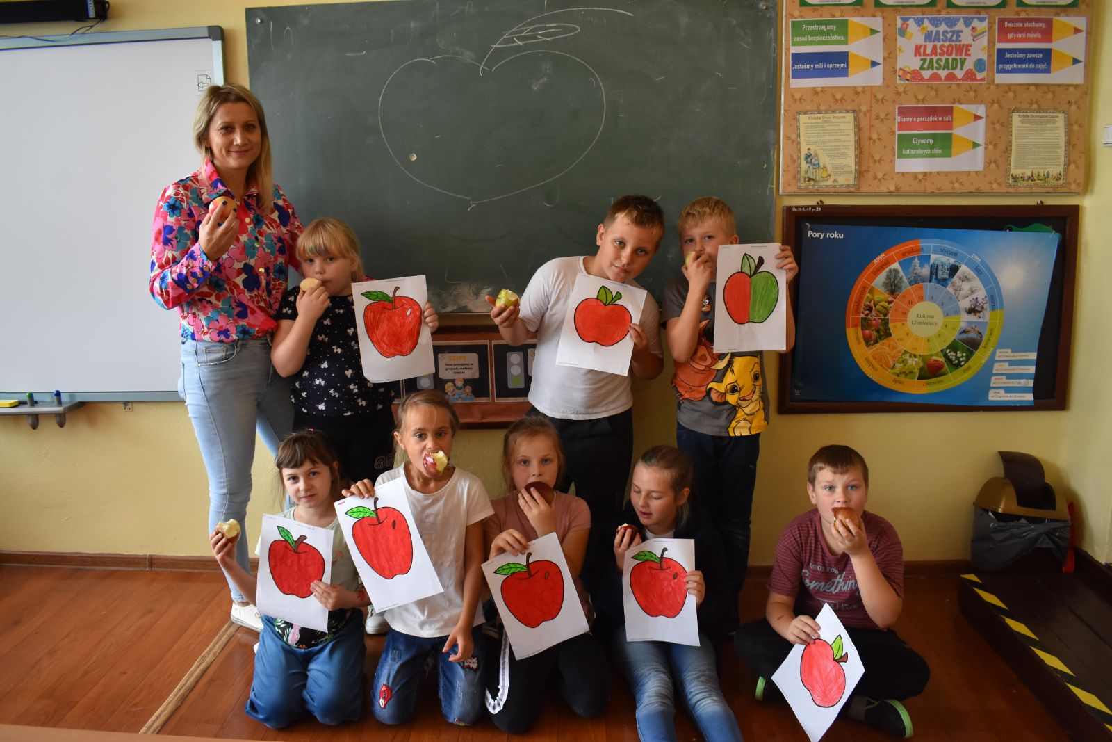 dzieci i rysunek jabłka