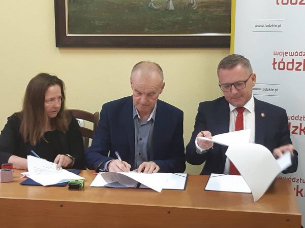 W ramach programu „Infrastruktura sportowa Plus” na 2023 rok (środki z Urzędu Marszałkowskiego) otrzymaliśmy dofinansowanie do wniosku „Budowa obiektu lekkoatletycznego” wartość dofinansowania 230 tys. Zł.  W dniu dzisiejszym umowę podpisywali Wicemarszałek Województwa Łódzkiego Zbigniew Ziemba, oraz Wójt Gminy Gorzkowice Alojzy Włodarczyk przy kontrasygnacie Skarbnika Gminy Rity Ociepa. Zadanie inwestycyjne polega na wykonaniu  obiektu lekkoatletycznego przy Szkole Podstawowej w Gorzkowicach , obejmującego następujące elementy infrastruktury sportowej: 1. Budowa bieżni okrężnej dwutorowej o nawierzchni poliuretanowej 2. Budowa bieżni prostej  jako przedłużenie odcinka prostego bieżni okrężnej o nawierzchni poliuretanowej  3. Budowa półkola o nawierzchni poliuretanowej do skoku wzwyż i rzutu piłeczką palantową, 4. Budowa skoczni do skoku w dal wraz z zeskocznią 5. Budowa betonowego koła i rzutni trawiastej do pchnięcia kulą 6. Budowa instalacji drenażu obiektu lekkoatletycznego. 