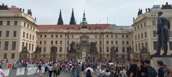 PODRÓŻE KSZTAŁCĄ – WYCIECZK KLAS 8 – SP GORZKOWICE  DZIEŃ DRUGI - "PRAGA - MIASTO STU WIEŻ"   