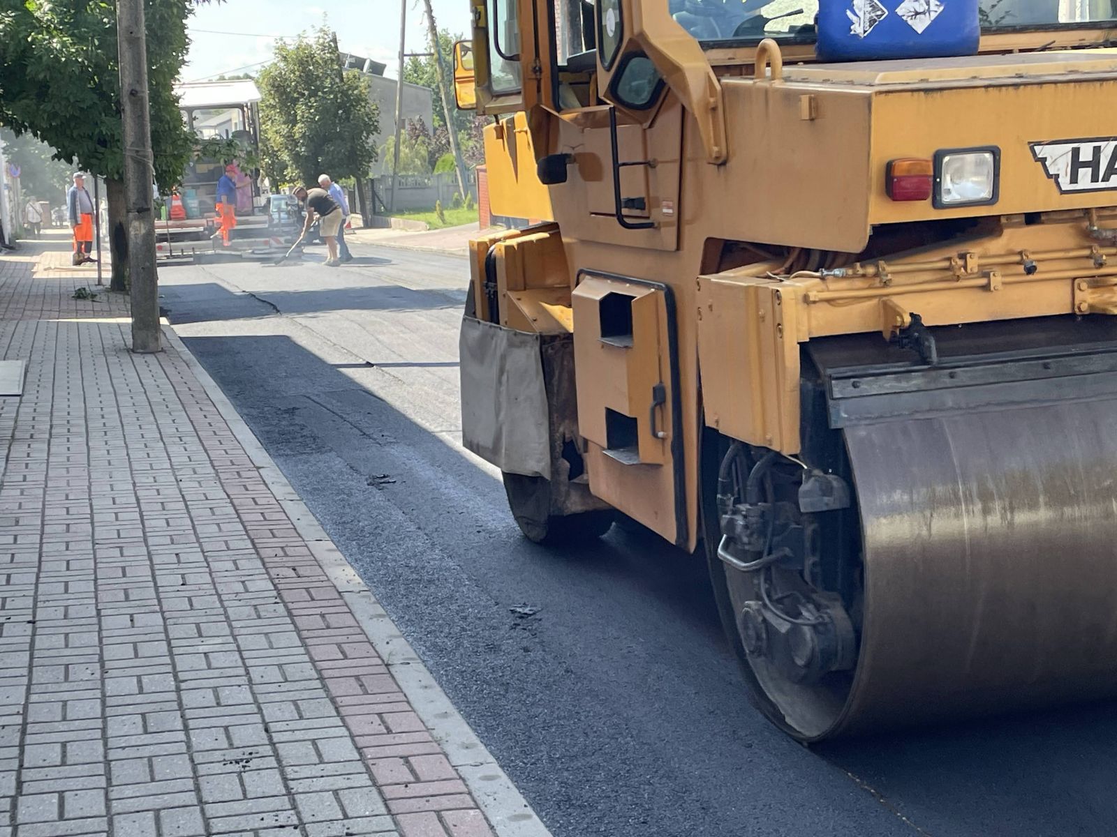 droga w remoncie wylewanie asfaltu