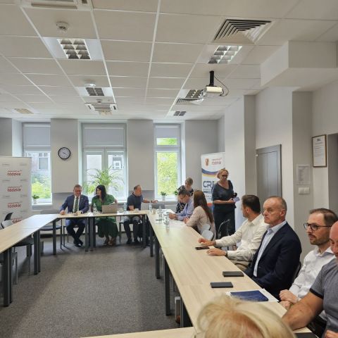 W Centrum Rozwoju Edukacji Województwa Łódzkiego w  Piotrkowie Trybunalskim odbyło się spotkanie dotyczące perspektyw rozwojowych na wykorzystania środków z Funduszu Sprawiedliwej Transformacji Województwo Łódzkie z udziałem samorządowców i przedstawicieli gmin z obszaru sprawiedliwej transformacji - Piotrkowa Trybunalskiego, Woli Krzysztoporskiej, Rozprzy i Gorzkowic.  W spotkaniu uczestniczył Pan Alojzy Włodarczyk Wójt Gminy Gorzkowice.  Kolejne spotkania wkrótce w Radomsku i Bełchatowie. Liczę na odpowiednią diagnozę potrzeb i optymalne działania w tym procesie. Ambitna transformacja dla naszego regionu to nasze wspólne wyzwanie i szansa.