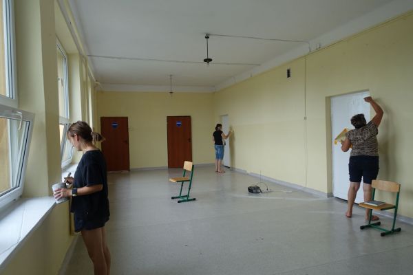 Prace malarskie w Szkole Podstawowej w Krzemieniewicach