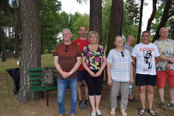 Podsumowanie XXII Spartakiady Władz Samorządowych Powiatu Piotrkowskiego W dniu 07-07-2023r. rekreacyjnym spływem kajakowym w Łęgu Ręczyńskim  podsumowaliśmy wszystkie konkurencje organizowane w ramach XXII Spartakiady Władz Samorządowych. W klasyfikacji drużynowej I miejsce zajęła drużyna z Czarnocina II miejsce drużyna z Sulejowa,  III miejsce Powiat Piotrkowski. Gmina Łęki Szlacheckie zajęła bardzo dobre VII miejsce.   Indywidualnie w klasyfikacji kobiet zajęły: 🥇Ewelina Pytel -Domańska -  Czarnocin  🥈Domańska Małgorzata – Moszczenica  🥉Grażyna Lasek -  Powiat Piotrkowski  IV miejsce Małgorzata Grzywnowicz  - Gmina Łęki Szlacheckie Klasyfikacja mężczyzn przedstawia się następująco:  🥇Bartosz Borkowski: Sulejów, 🥈Andrzej Krajewski: Czarnocin,  🥉Zbigniew Klewin: Wolbórz. Najlepszy wynik z mężczyzn z Gminy Łęki Szlacheckie zajął Piotr Łączny – Wójt Gminy który w klasyfikacji generalnej zdobył VII miejsce.  Wszystkim uczestnikom tegorocznych zmagań sportowych bardzo serdecznie dziękujemy i gratulujemy!!!