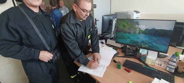 Dzisiaj tj. 01.09.2023 r. w Urzędzie Marszałkowskim Województwa Łódzkiego w Łodzi, druh Prezes OSP Gorzkowice Robert Dziagacz i druh Skarbnik Dariusz Świstak, podpisali umowę na dofinansowanie działalności jednostki OSP w Gorzkowicach. Środki pozyskano z programu „Zwiększenie potencjału ratowniczego ochotniczych straży pożarnych województwa łódzkiego” Dofinansowanie w kwocie 14.000 PLN zostanie przeznaczone na zakup obuwia specjalnego dla strażaków