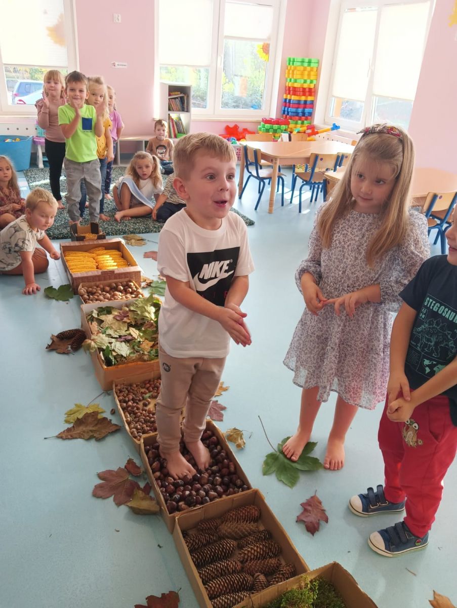 Jesienna ścieżka sensoryczna w Przedszkolu Samorządowym