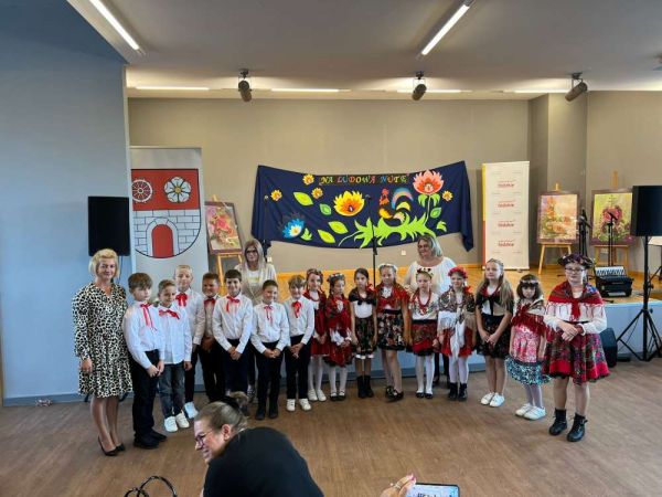 Występ uczniów SP Gorzkowice w wydarzeniu „Na ludową nutę” - Festiwalu twórczości ludowej Powiatu Piotrkowskiego