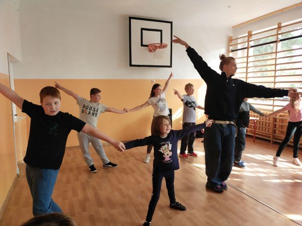Roztańczona lekcja muzyki - SP Krzemieniewice