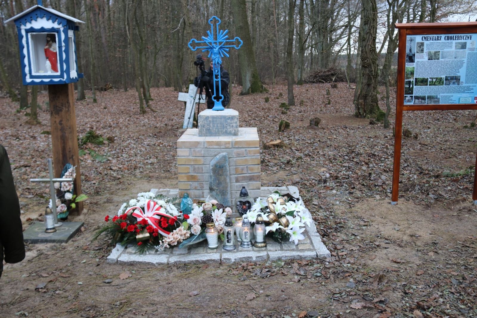 Uroczystośc poświęcenia odnowionego pomnika na cmentarzu cholerycznym w miejscowości Bujnice