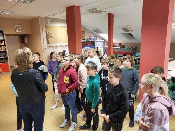 Czwartoklasiści w bibliotece szkolnej – SP Gorzkowice
