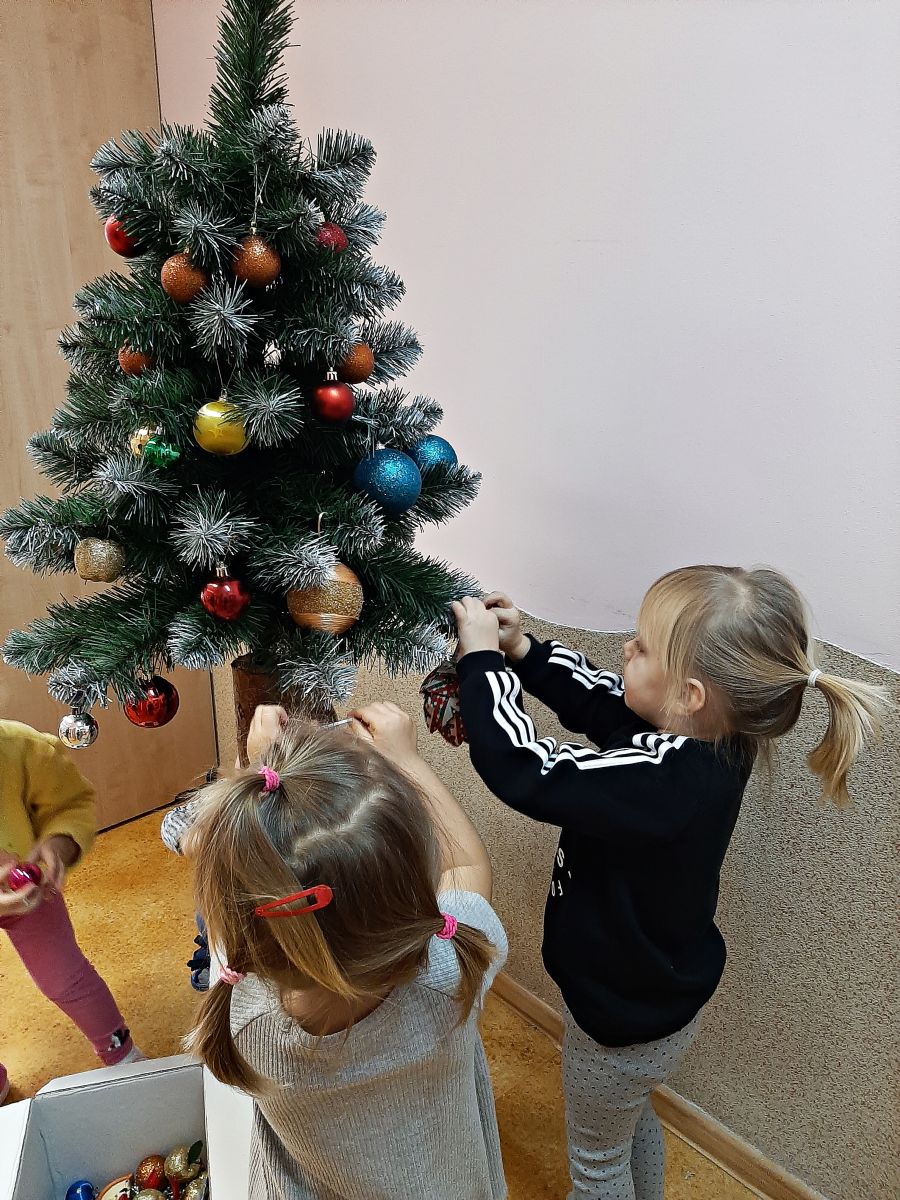 Ubieranie choinki w Samorządowym Klubie Dziecięcym w Gorzkowicach