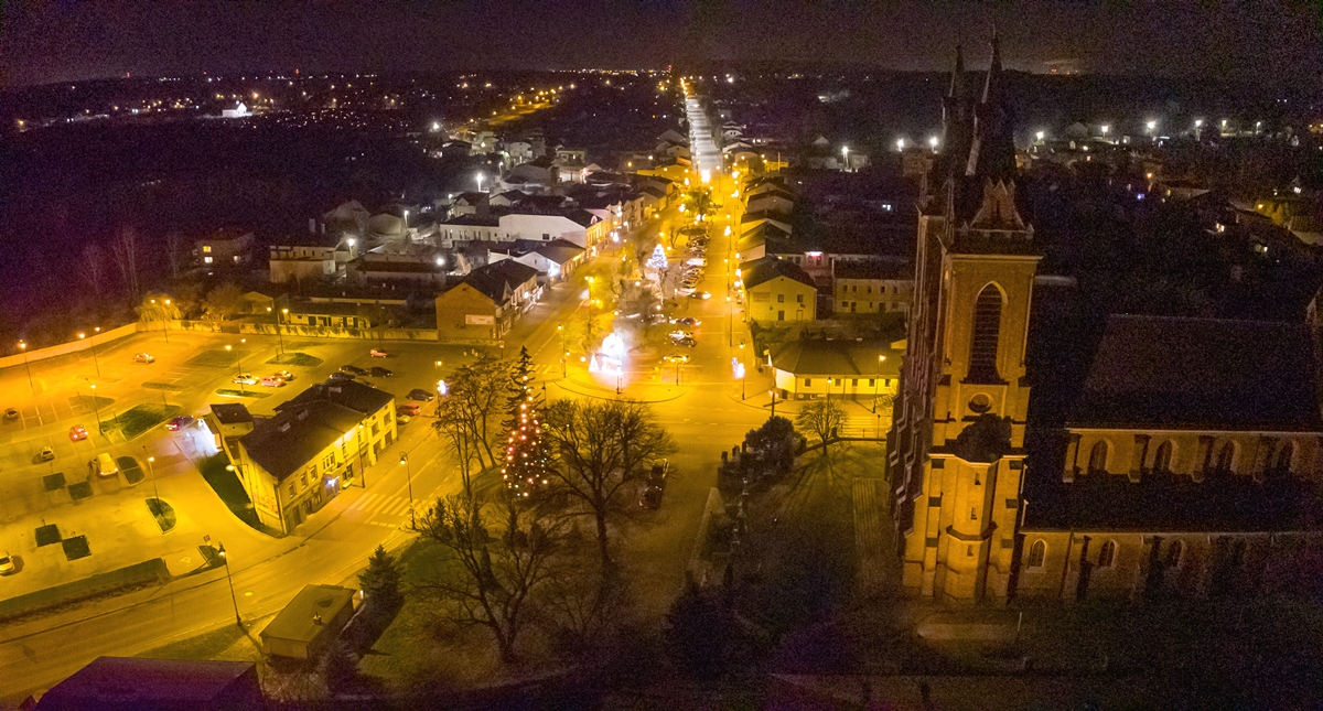nocna panorama oświetlonego rynku - widok z drona