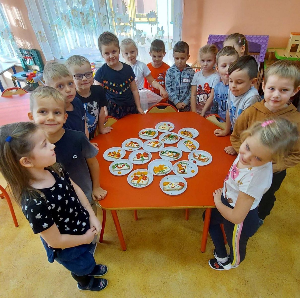 zdjęcie grupowe dzieci z Przedszkola Samorządowego wraz z zdrowymi misiowymi kanapkami