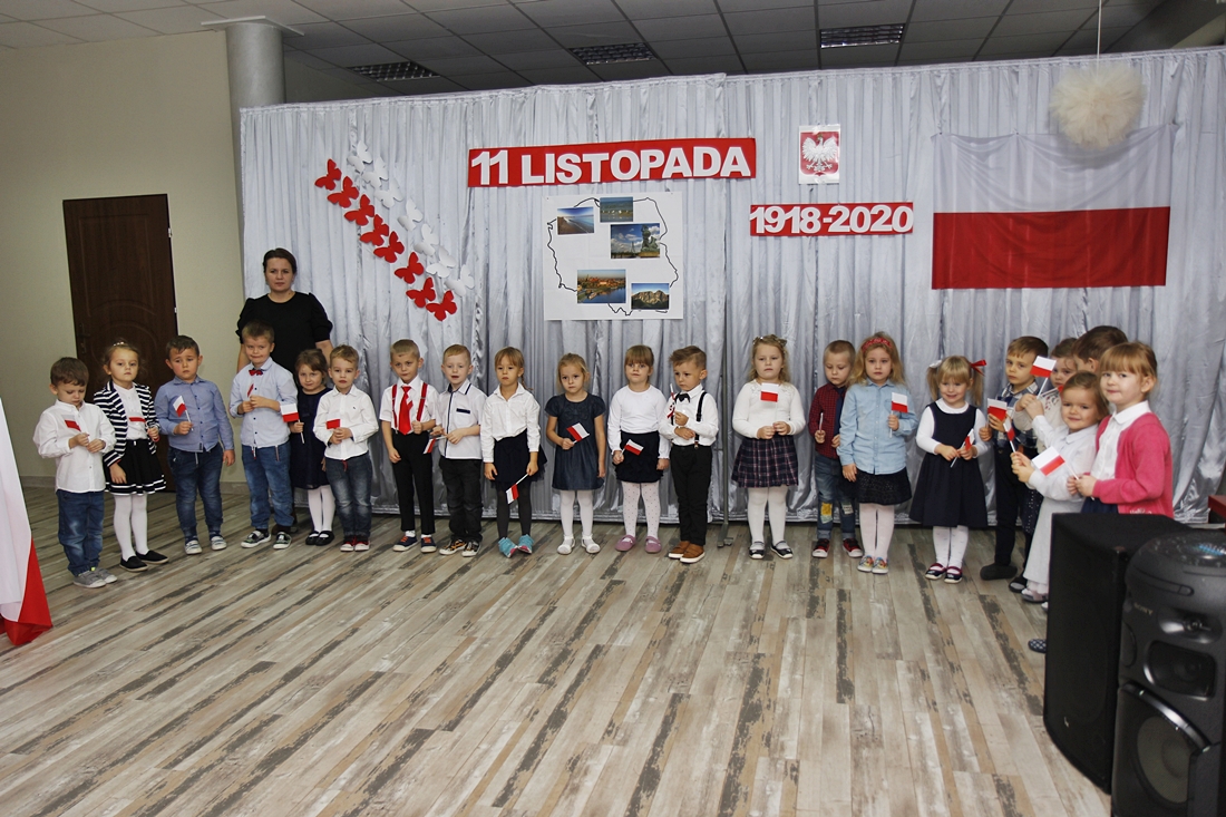 Narodowe Święto Niepodległości  w Niepublicznym Przedszkolu Artystycznym „Świat Bajek” w Gorzkowicach.- zdj grupowe w trakcie uroczystości