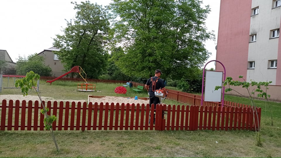 Prace porządkowe przy ul. Przemysłowej w Gorzkowicach