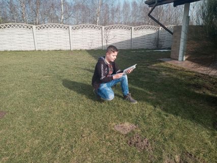  W marcu 2021r. w Szkole Podstawowej w Gościnnej został zorganizowany konkurs fotograficzny  - Z KSIĄŻKĄ MI DO TWARZY. PRZYŁAPANI NA CZYTANIU. Celem konkursu była popularyzacja czytania jako formy spędzania wolnego czasu, rozwijanie kreatywności i wrażliwości estetycznej,  wizualizacja pasji czytania oraz promocja szkolnej biblioteki. Konkurs polegała na wykonaniu fotografii, której tematem jest osoba „przyłapana na czytaniu”. Komisja konkursowa podczas oceny prac brałą pod uwagę oryginalność, zgodność z tematem i  jakość techniczną.   Wszyscy uczestnicy po powrocie do nauki stacjonarnej otrzymają dyplomy, natomiast laureaci w trzech kategoriach wiekowych- nagrody rzeczowe. KL. 1-3 I miejsce – Emilia Siadkowska, II miejsce – Igor Misztela, III miejsce – Zuzanna Krawczyk KL. IV – VI I miejsce – Przemysław Gallus, II miejsce – Oliwia Lasek, III miejsce – Kacper Szadkowski, Bartosz Turniak KL.VII – VIII I miejsce -Krystian Gawiński, II miejsce – Szymon Samorek, III miejsce – Igor Gałecki