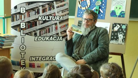 Z książką na walizkach - spotkanie autorskie z Pawłem Wakułą