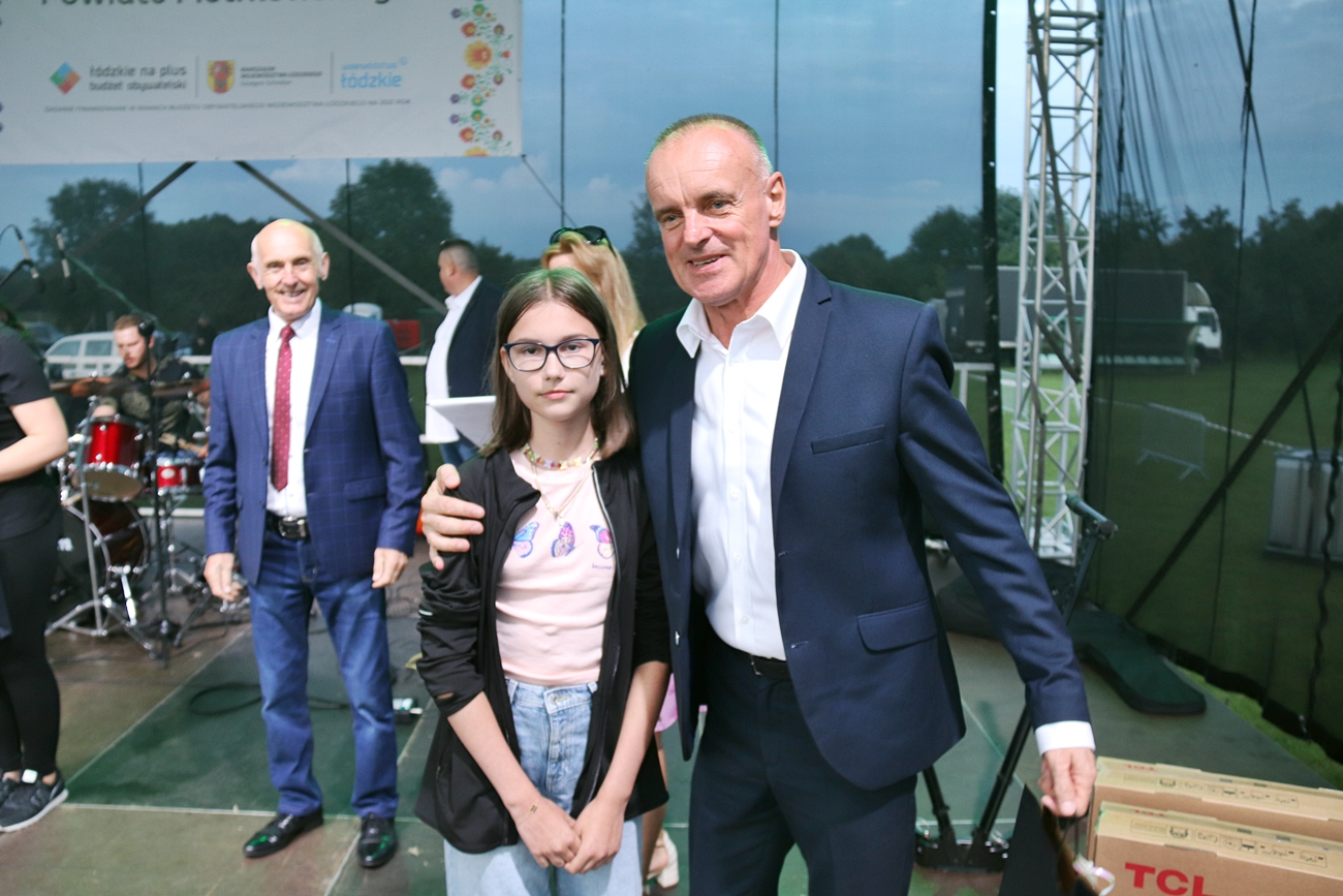 rozdanie nagród - Wójt Gminy z uczestnikiem konkursu