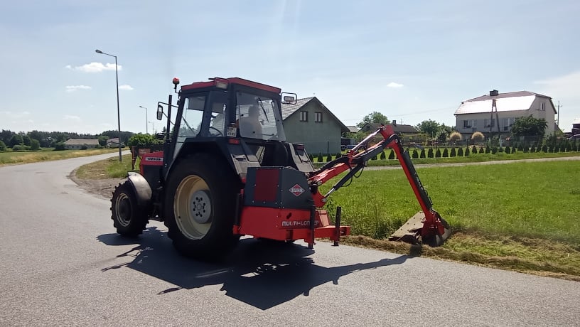 Trwają prace porządkowe przy wykaszaniu poboczy na terenie Gminy Gorzkowice.