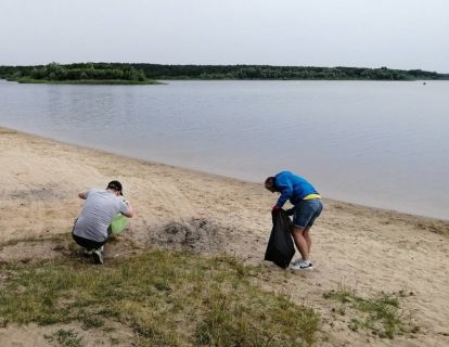 Sprzątanie terenu przy Zalewie w Cieszanowicach