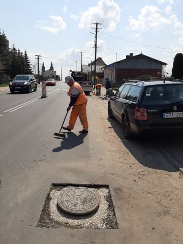 Prace przy regulacji studzienek kanalizacyjny
