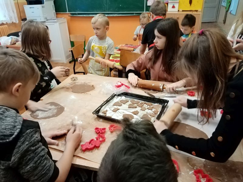 Świąteczne pierniczki - Szkoła Podstawowa w Gościnnej