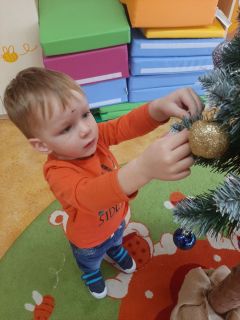 Ubierania choinki w Samorządowym Klubie Dziecięcym w Gorzkowicach