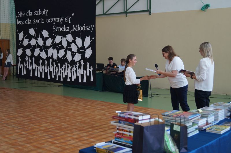 Rozdanie nagród książkowych - Szkoła Podstawowa w Gorzkowicach