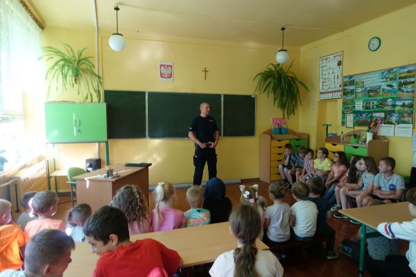 Bezpieczne wakacje - spotkanie z policjantem w SP Krzemieniewice