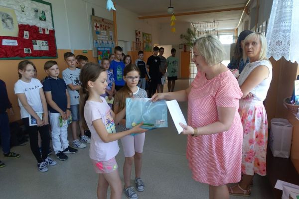 Apel podsumowujący pracę uczniów w SP Krzemieniewice