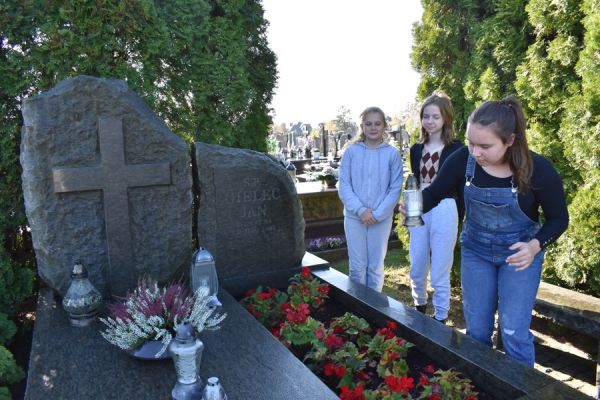 &bdquo;SZKOŁA PAMIĘTA&rdquo; - SP Krzemieniewice cz1