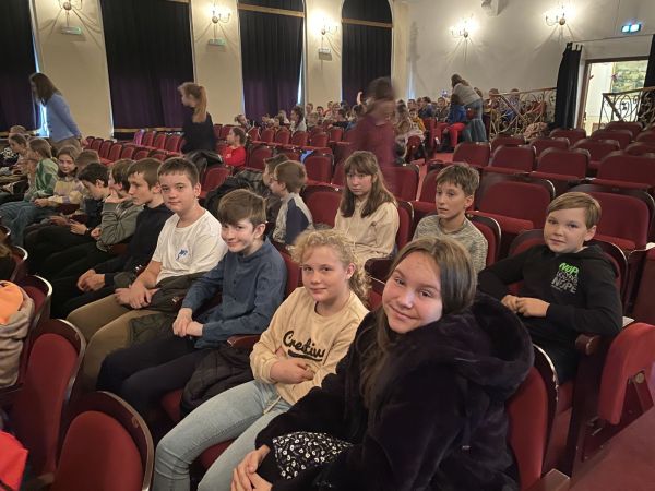 Uczniowie na spektaklu teatralnym -SP Krzemieniewice