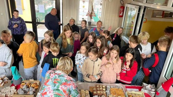 Mikołajkowy kiermasz w Szkole Podstawowej w Gorzkowicach