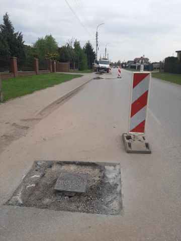  Informujemy mieszkańców i kierujących,  poruszających się ul. Kościelną, że rozpoczęły się prace związane z regulacją studzienek kanalizacyjnych. Prosimy o zachowanie szczególnej ostrożności na remontowanym odcinku drogi.  