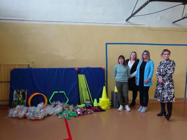 Przekazanie sprzętu sportowego przez rodziców uczniów SP w Gorzkowicach