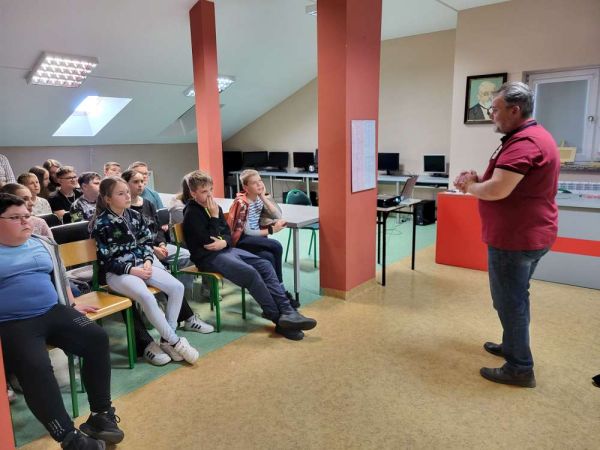 Światowy Dzień Ptaków Wędrownych w bibliotece Szkoły Podstawowej w Gorzkowicach