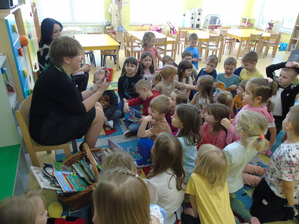 Lekcja biblioteczna w Przedszkolu Samorząowym