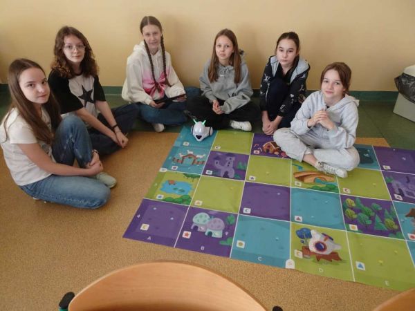 #LaboratoriaPrzyszłości – Photony – roboty (koty) na lekcji języka angielskiego SP Gorzkowice