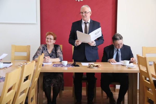 W dniu11 marca 2023r. w sali posiedzeń Urzędu Gminy Gorzkowice odbyło się wspólne posiedzenie Komisji Stałych Rady Gminy Gorzkowice.  Porządek obrad:  1. Otwarcie posiedzenia.  2. Przyjęcie porządku posiedzenia.  3. Wnioski do protokołu z poprzedniego posiedzenia komisji.  4. Omówienie sprawozdania z działalności OPSW w Gorzkowicach za 2023r. oraz sprawozdania z realizacji zadań z zakresu wspierania rodziny  za 2023 rok.  5. Opiniowanie projektów uchwał na Sesję Rady Gminy.  6. Sprawy różne.  7. Zamknięcie posiedzenia.