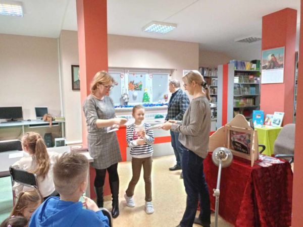 Pierwszoklasiści pełnoprawnymi czytelnikami biblioteki Szkoły Podstawowej w Gorzkowicach