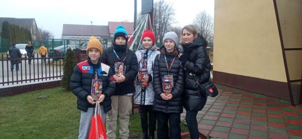 Uczniowie z naszej szkoły Kwestują dla WOŚP - SP Krzemieniewice