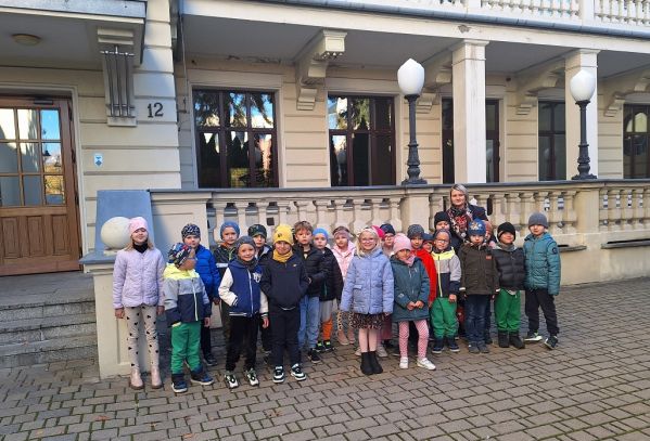 Wyjazd dzieci z Przedszkola Samorządowego do MOK-u w Piotrkowie Trybunalskim