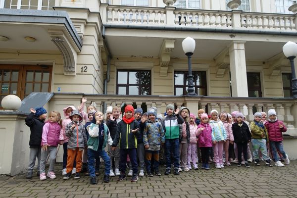 Wycieczka  dzieci z Przedszkola Samorządowego do MOK-u