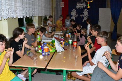 Noc z filmem i książką w Szkole Podstawowej w Krzemieniewicach