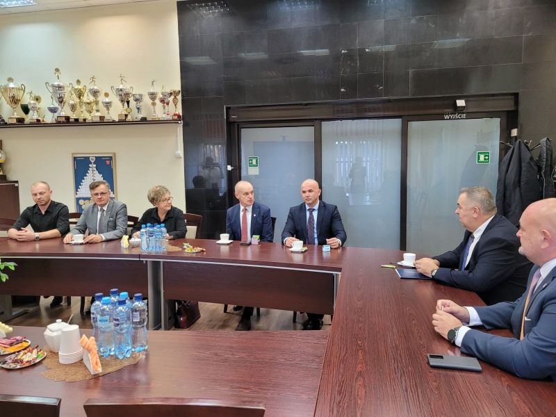 W dniu 17 października 2024 roku zostało zawarte porozumienie pomiędzy Starostwem Powiatowym w Piotrkowie Trybunalskim, a Gminą Gorzkowice na udzielanie nieodpłatnej pomocy prawnej.  Dzięki podpisanemu porozumieniu mieszkańcy będą mogli korzystać z bezpłatnych porad prawnych. To ważna pomoc dla osób, których nie stać na prawnika. Punkt mieści się w Domu Kultury Gminy Gorzkowice ul. Cmentarna 5, 97 – 350 Gorzkowice i jest czynny w poniedziałki i środy w godz. 14.00 - 1800 .