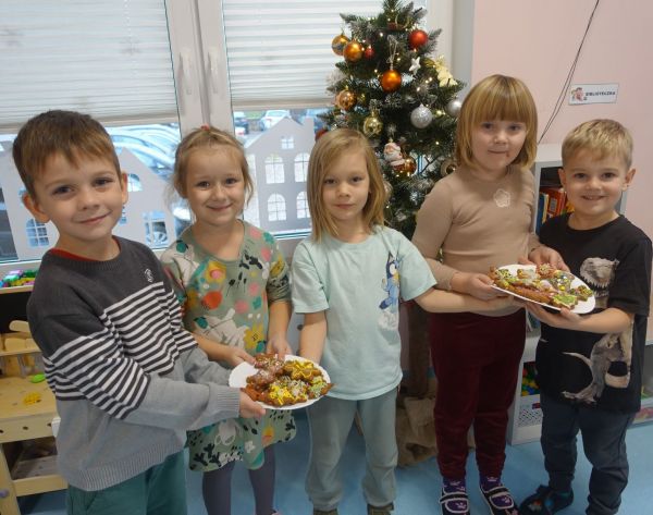 Przygotowania przedszkolaków z Przedszkola Samorządowego do Jarmarku Bożonarodzeniowego