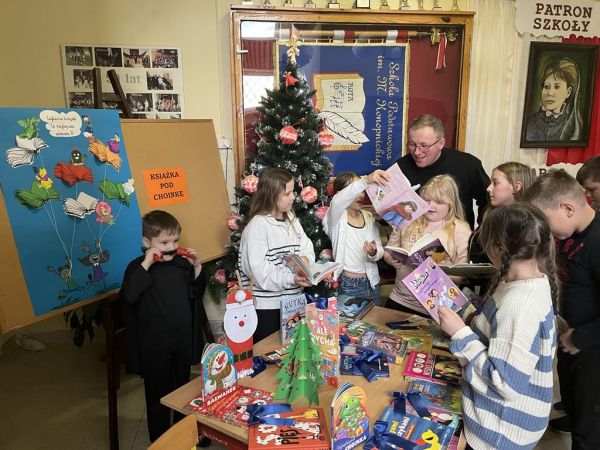 Świąteczne czytanie przy choince - SP Krzemieniewice
