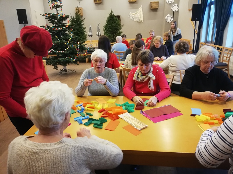 Międzypokoleniowe warsztaty tworzenia tradycyjnych ozdób choinkowych