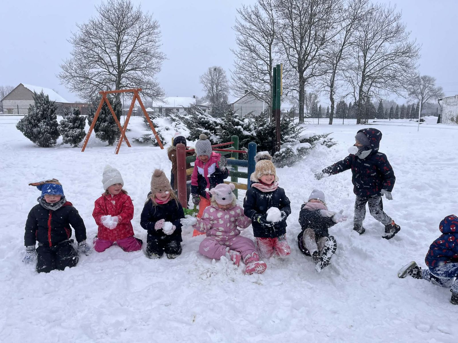 Zimowe zabawy przedszkolaków -SP Krzemieniewice
